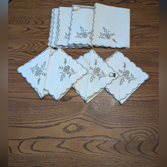 COPY - Irish Linen Vintage place mats and napkins. 4 of each. Floral Embroidery… - Picture 8 of 8